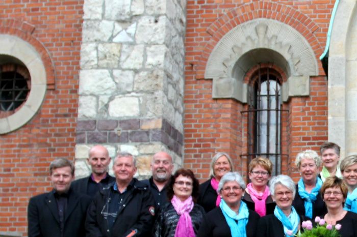 Koret samlet utenfor en av de to kirkene vi sang i.